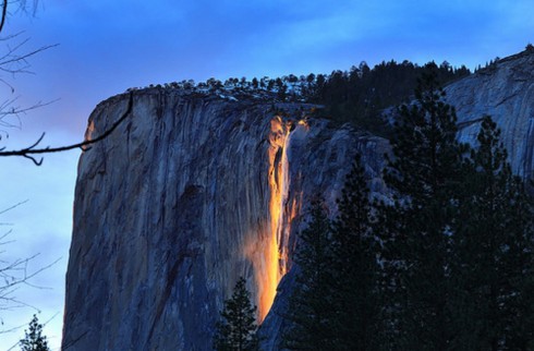 Kỳ lạ dòng ‘thác lửa’ phun nước đỏ rực như nham thạch - ảnh 3