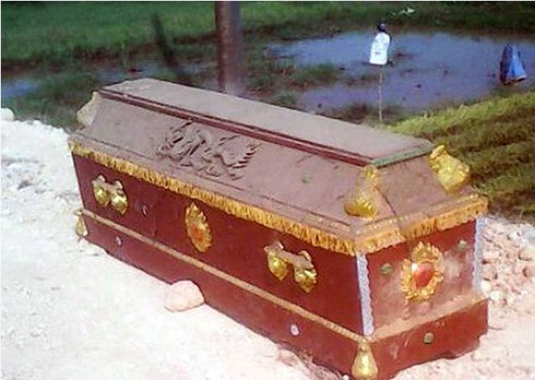 Bỏ quan tài trên đất quy hoạch - ảnh 1