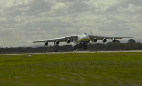 Máy bay lớn nhất thế giới hạ cánh ở Australia - ảnh 1