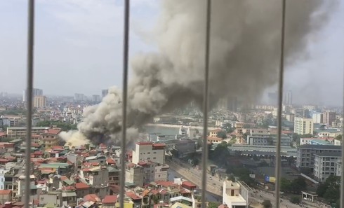 Cháy lớn tại ngõ 109 Trường Chinh, cột khói bốc cao nghi ngút - ảnh 1