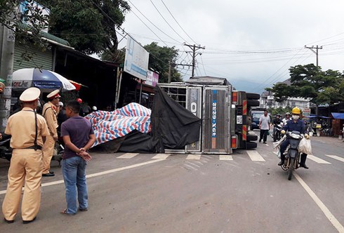 Xe tải lật nhào, 1 phụ nữ thoát chết trong gang tấc - ảnh 1