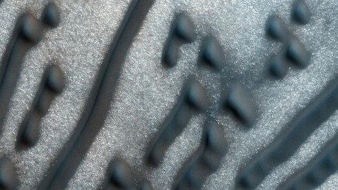 NASA phát hiện những đụn cát kỳ lạ trên Sao Hỏa - ảnh 1