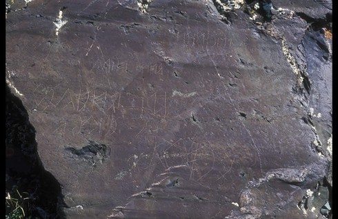 Thú vị tranh khắc đá trên dãy núi