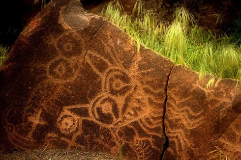 Thú vị tranh khắc đá trên dãy núi