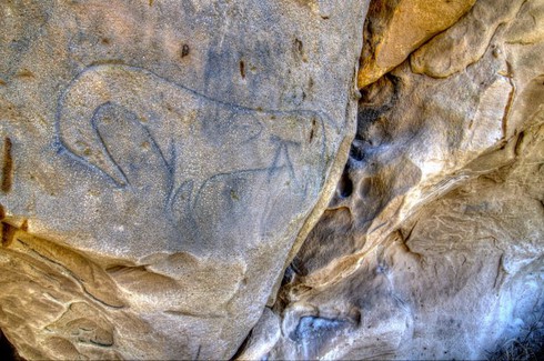 Thú vị tranh khắc đá trên dãy núi