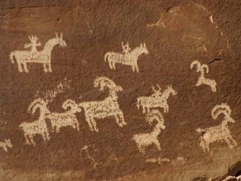 Thú vị tranh khắc đá trên dãy núi