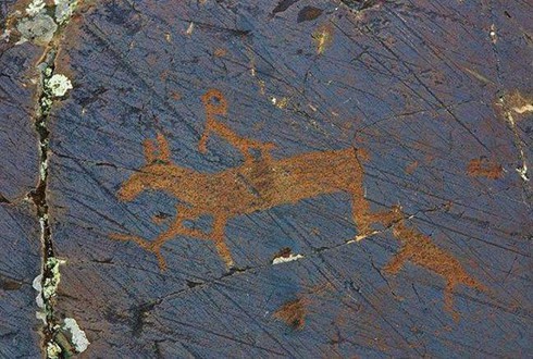 Thú vị tranh khắc đá trên dãy núi