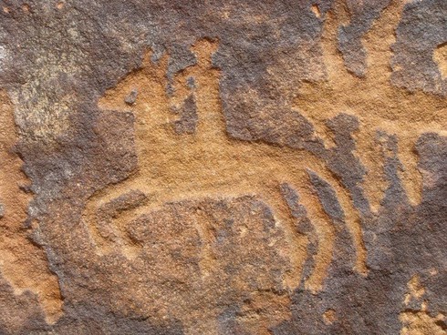 Thú vị tranh khắc đá trên dãy núi