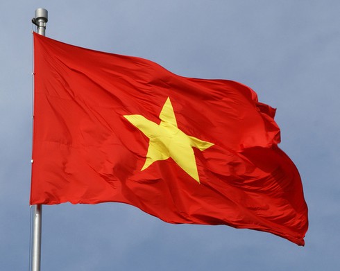 Hình ảnh treo cờ Tổ Quốc: Hình ảnh các lá cờ Tổ Quốc với màu đỏ tươi sáng và dấu hiệu nâng cao tinh thần yêu nước được ghi lại trên khắp các địa điểm tại Việt Nam. Những hình ảnh này đem lại cho người xem niềm cảm hứng và niềm tự hào về đất nước.