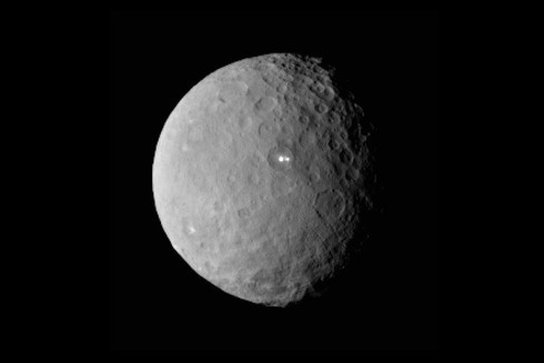 NASA phát hiện núi lửa băng bí ẩn trên hành tinh lùn Ceres - ảnh 1