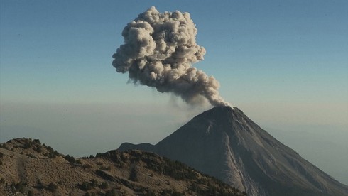 Núi lửa Colima phun trào dữ dội, Mexico sơ tán khẩn cấp cư dân - ảnh 1