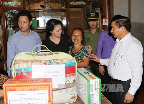 Chủ tịch Quốc hội thăm, động viên nhân dân vùng lũ - ảnh 1