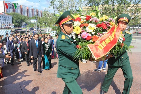 Chủ tịch nước Trần Đại Quang dâng hoa tại Tượng đài Bác Hồ ở Moscow - ảnh 1