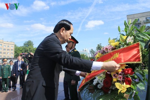 Chủ tịch nước Trần Đại Quang dâng hoa tại Tượng đài Bác Hồ ở Moscow - ảnh 2