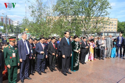 Chủ tịch nước Trần Đại Quang dâng hoa tại Tượng đài Bác Hồ ở Moscow - ảnh 3