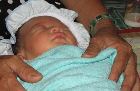 Vụ cháu bé bị “chôn sống”: Vẫn quyết đưa vào Trung tâm nuôi dạy trẻ mồ côi - ảnh 1