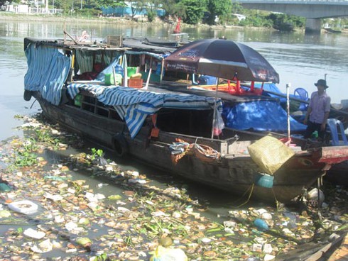 TP.HCM: Rác đang chôn vùi con kênh rộng lớn - ảnh 1