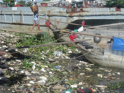 TP.HCM: Rác đang chôn vùi con kênh rộng lớn - ảnh 4