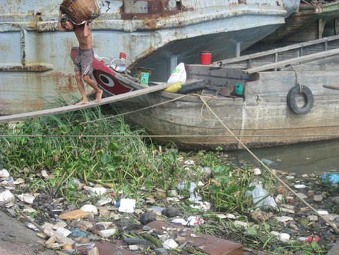 TP.HCM: Rác đang chôn vùi con kênh rộng lớn - ảnh 3