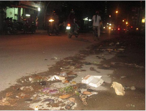 TP.HCM: Rác đang chôn vùi con kênh rộng lớn - ảnh 2