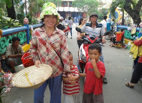 TP.HCM: Những đứa trẻ “cái bang” trên đường phố - ảnh 1