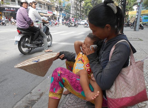 TP.HCM: Những đứa trẻ “cái bang” trên đường phố - ảnh 2