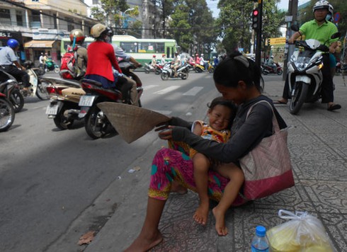 TP.HCM: Những đứa trẻ “cái bang” trên đường phố - ảnh 3