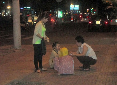 TP.HCM: Những đứa trẻ “cái bang” trên đường phố - ảnh 5