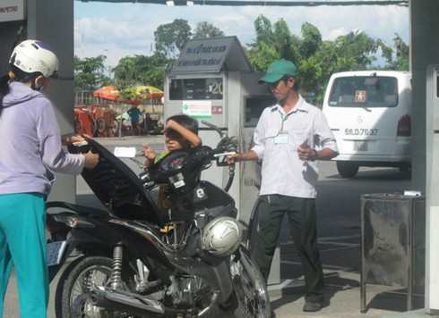 TP.HCM: Những đứa trẻ “cái bang” trên đường phố - ảnh 6