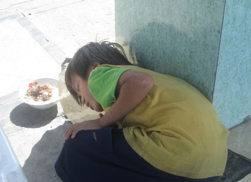 TP.HCM: Những đứa trẻ “cái bang” trên đường phố - ảnh 8