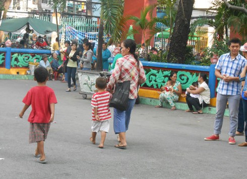 TP.HCM: Những đứa trẻ “cái bang” trên đường phố - ảnh 4