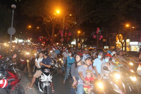 TP.HCM: Đường phố lung linh sắc màu đón Noel và năm mới - ảnh 15