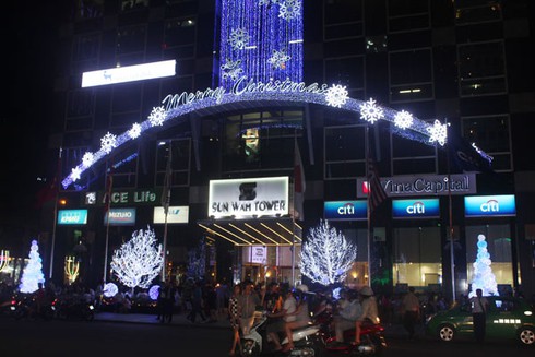 TP.HCM: Đường phố lung linh sắc màu đón Noel và năm mới - ảnh 17