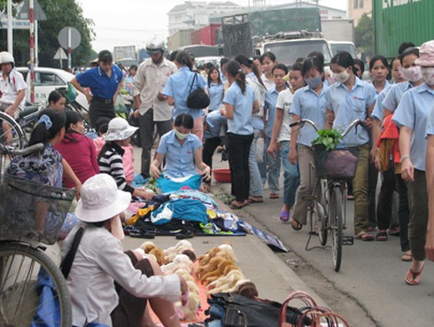 Người lao động ở Sài Gòn âu lo Tết đến Xuân về - ảnh 1