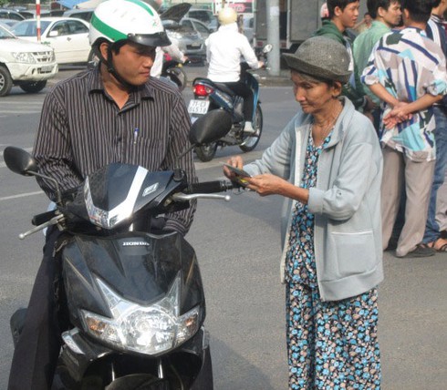 Giải U19: Cò vé thả sức tung hoành giá vé chợ đen - ảnh 3