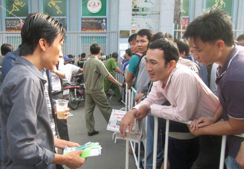 Giải U19: Cò vé thả sức tung hoành giá vé chợ đen - ảnh 1