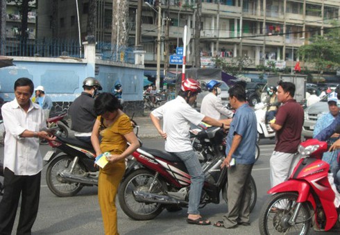 Giải U19: Cò vé thả sức tung hoành giá vé chợ đen - ảnh 9