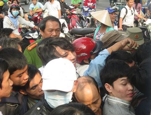 Giải U19: Cò vé thả sức tung hoành giá vé chợ đen - ảnh 10