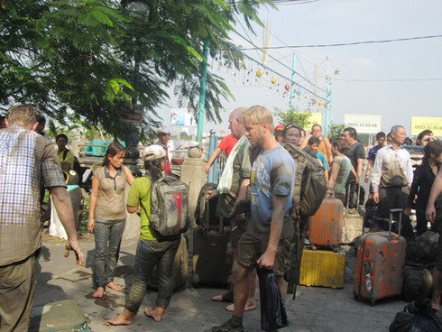 Ảnh tàu cánh ngầm cháy: Du khách lếch thếch lên bờ - ảnh 2