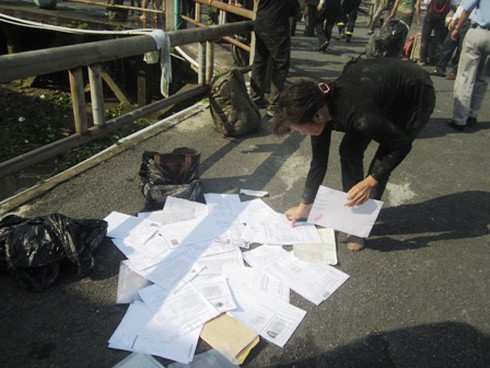 Ảnh tàu cánh ngầm cháy: Du khách lếch thếch lên bờ - ảnh 3