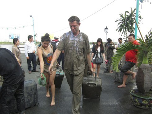 Ảnh tàu cánh ngầm cháy: Du khách lếch thếch lên bờ - ảnh 5