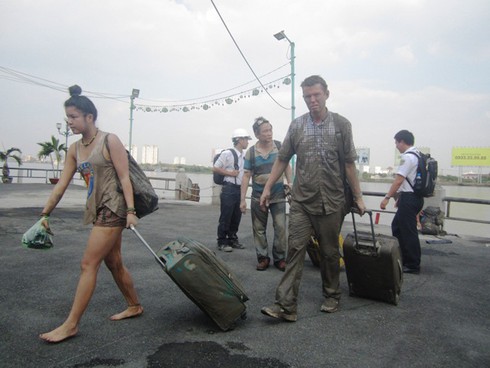 Ảnh tàu cánh ngầm cháy: Du khách lếch thếch lên bờ - ảnh 6