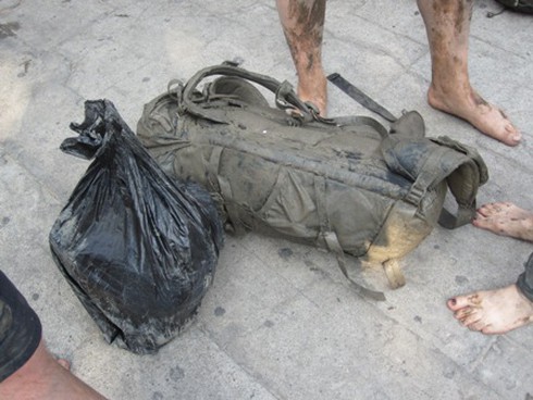 Ảnh tàu cánh ngầm cháy: Du khách lếch thếch lên bờ - ảnh 7