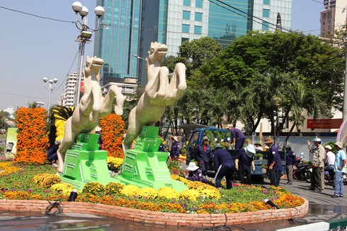 Hối hả cho đêm khai mạc đường hoa Nguyễn Huệ - ảnh 10