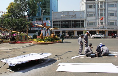 Hối hả cho đêm khai mạc đường hoa Nguyễn Huệ - ảnh 1