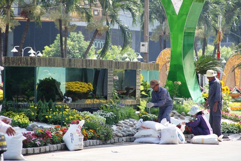 Hối hả cho đêm khai mạc đường hoa Nguyễn Huệ - ảnh 2