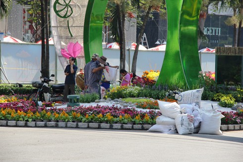 Hối hả cho đêm khai mạc đường hoa Nguyễn Huệ - ảnh 3