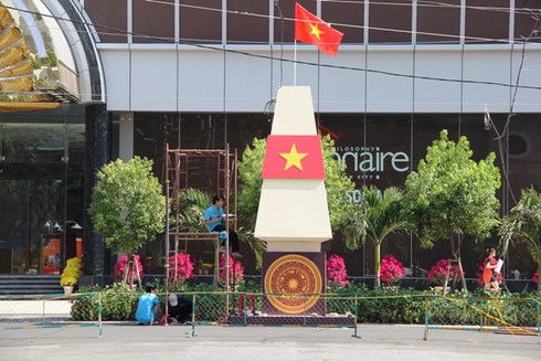 Hối hả cho đêm khai mạc đường hoa Nguyễn Huệ - ảnh 4