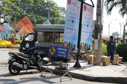 Hối hả cho đêm khai mạc đường hoa Nguyễn Huệ - ảnh 5