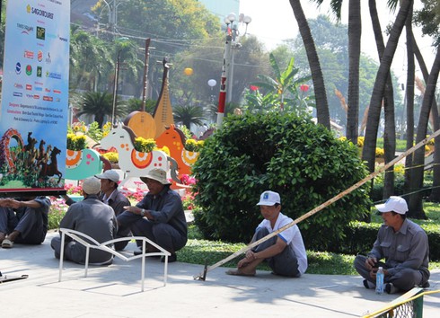 Hối hả cho đêm khai mạc đường hoa Nguyễn Huệ - ảnh 6